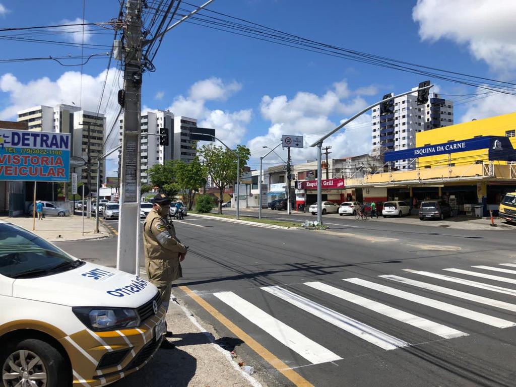 Novos semáforos do corredor Hermes Fontes entram em funcionamento - SMTT Aracaju